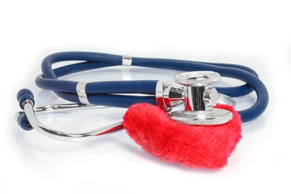 Beyaz bir arka plan üzerinde bir kalp ile statoskop şık doktor — Stok fotoğraf