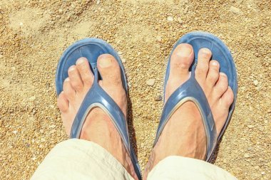 Kum arka plan üzerinde terlik güzel bacaklar