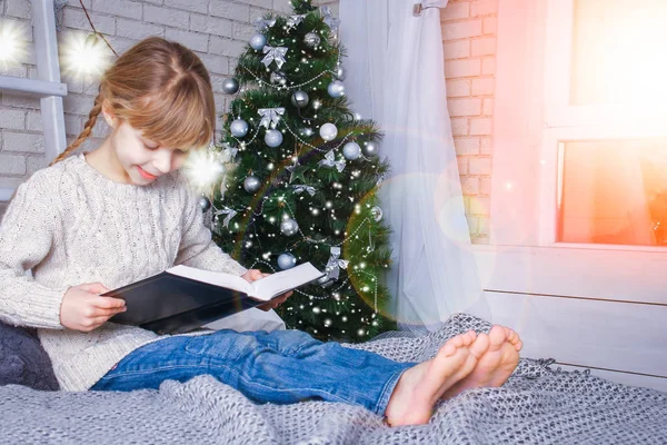 クリスマスに本を読む幸せな子供 — ストック写真