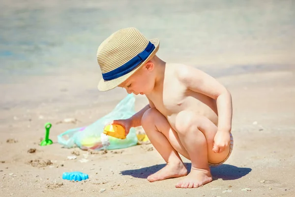 Felice bambino che gioca sullo sfondo del mare — Foto Stock