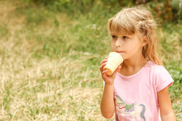 Χαρούμενο παιδί τρώει παγωτό έξω στο πάρκο — Φωτογραφία Αρχείου