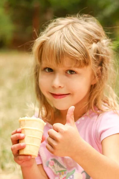 Happy child eating ice cream outdoors in park — Stock Photo, Image