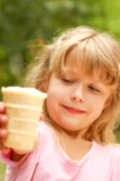 Criança feliz comendo sorvete ao ar livre no parque — Fotografia de Stock