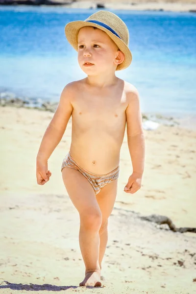 Enfant heureux jouant sur le fond de la mer — Photo