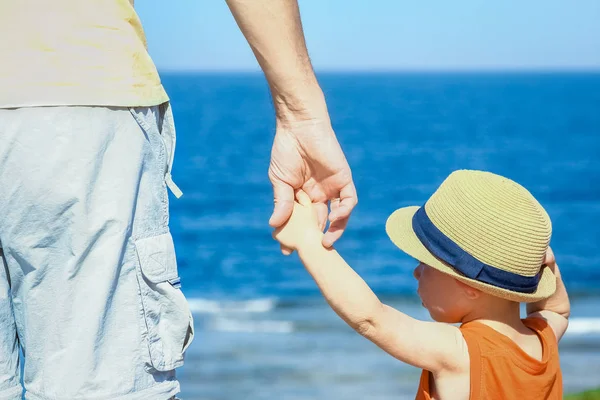 Belles mains de parent et enfant sur fond de mer — Photo