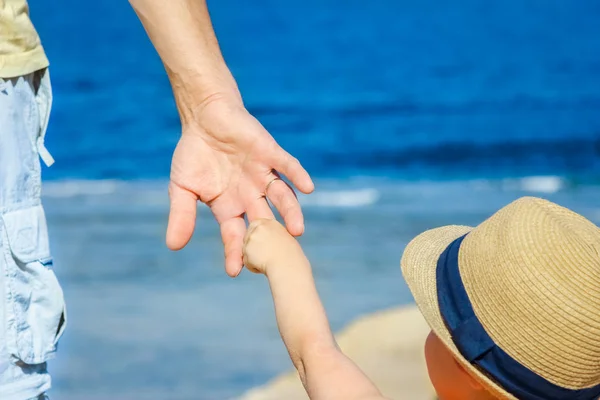 Vackra händer förälder och barn på havet bakgrund — Stockfoto