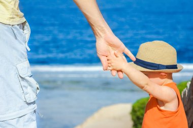 Denizde yaşayan anne babanın ve çocuğun güzel elleri
