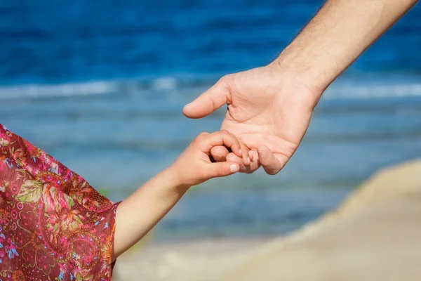 海を背景にした親子の美しい手 — ストック写真