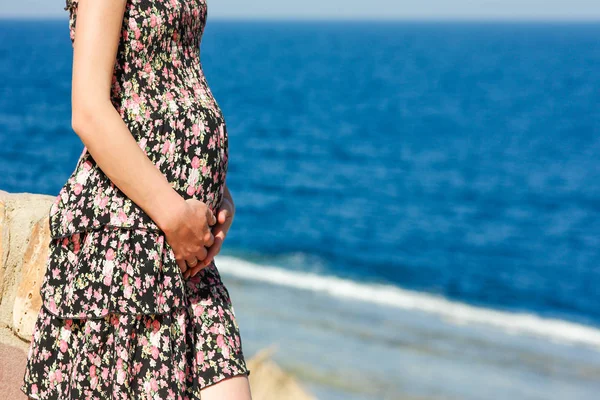 Beautiful pregnant girl at sea background — Stock Photo, Image