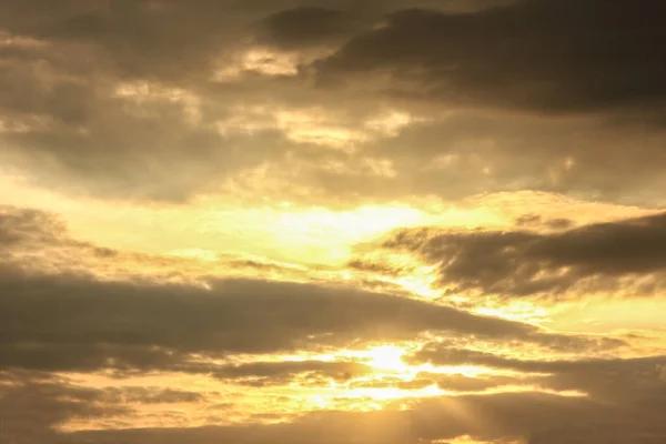 Traumhaft weiche weiße Wolken vor blauem Himmel — Stockfoto