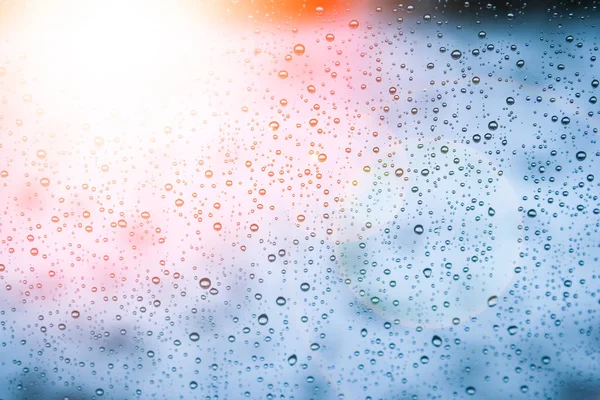 Schöne Tropfen auf dem Glas im Hintergrund des Parks — Stockfoto