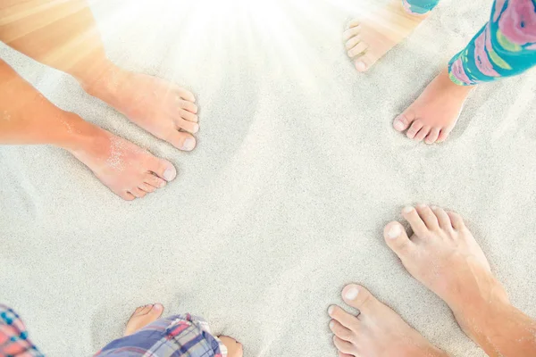 Belle gambe sulla sabbia vicino alla riva del mare su sfondo natura — Foto Stock