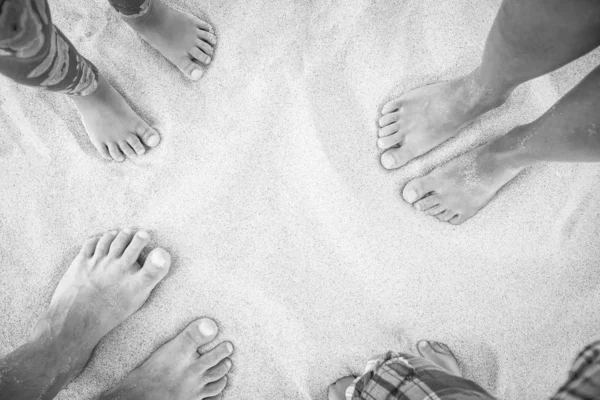 Belles jambes sur le sable près du bord de mer sur fond de nature — Photo