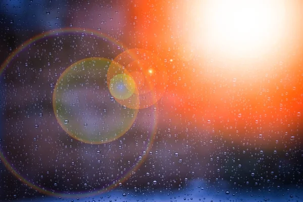 Schöne Tropfen auf dem Glas im Hintergrund des Parks — Stockfoto