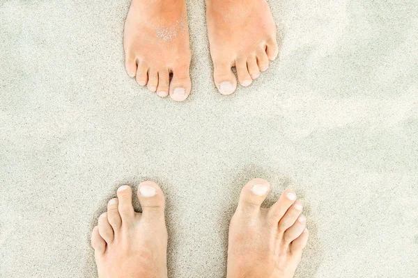 Schöne Beine auf Sand in der Nähe der Küste auf Naturhintergrund — Stockfoto