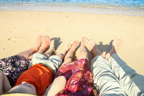 Hermosas huellas con los pies en el fondo de la naturaleza marina —  Fotos de Stock