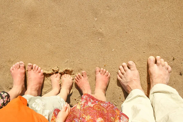 Belos traços com os pés no fundo da natureza do mar — Fotografia de Stock