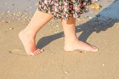 Deniz doğa arka plan üzerinde ayakları ile güzel izleri