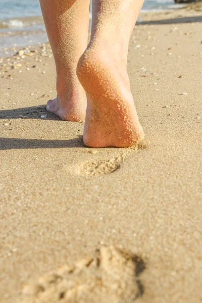 Mooie sporen met voeten op zee natuur achtergrond — Stockfoto