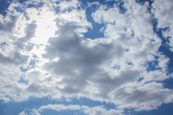 Krásné modré mraky obloha pozadí o přírodě v parku — Stock fotografie