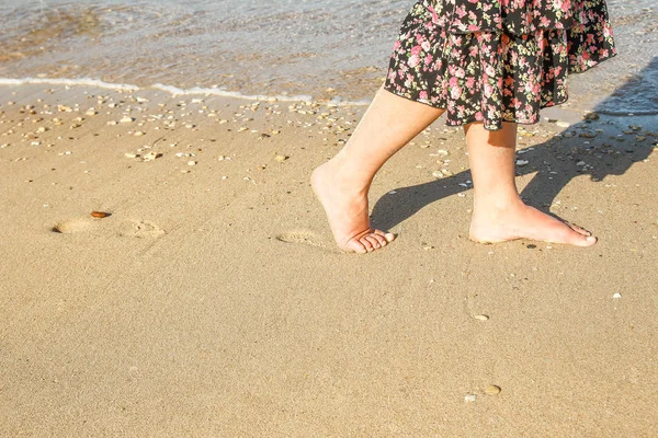 Hermosas huellas con los pies en el fondo de la naturaleza marina — Foto de Stock