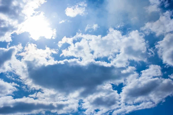 Schöne blaue Wolken Himmel Hintergrund auf die Natur des Parks — Stockfoto