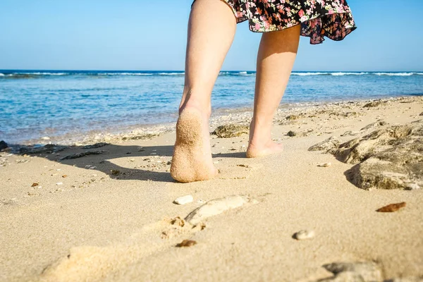 Belos traços com os pés no fundo da natureza do mar — Fotografia de Stock