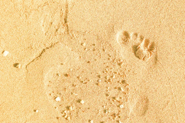 Pegadas bonitas na areia mar natureza fundo — Fotografia de Stock