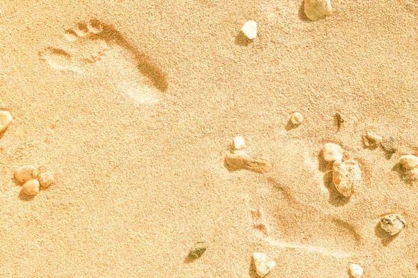 Pegadas bonitas na areia mar natureza fundo — Fotografia de Stock