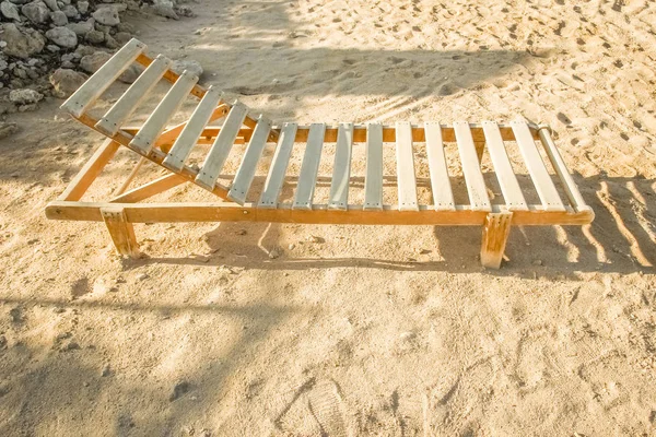 Belle chaise longue sur le sable près du fond de la mer — Photo