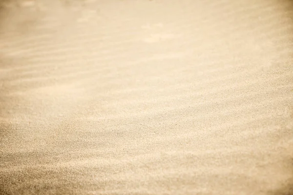 Schöner Sand am Meer vor Naturkulisse — Stockfoto