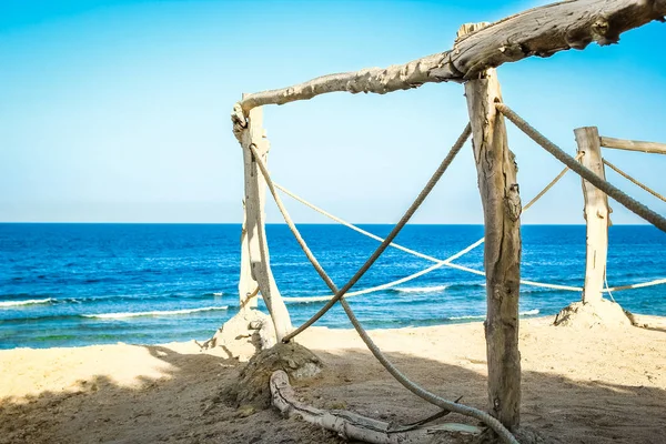 Beau sentier de marche dans le parc sur le fond de la mer — Photo