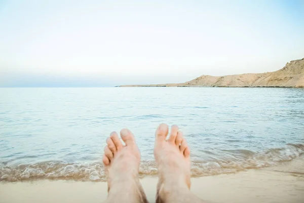 Deniz doğa arka plan üzerinde ayakları ile güzel izleri — Stok fotoğraf