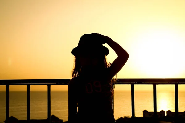 Enfant heureux en silhouette chapeau sur fond de mer — Photo