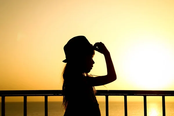 Happy Child i hatt Silhouette på havet bakgrund — Stockfoto