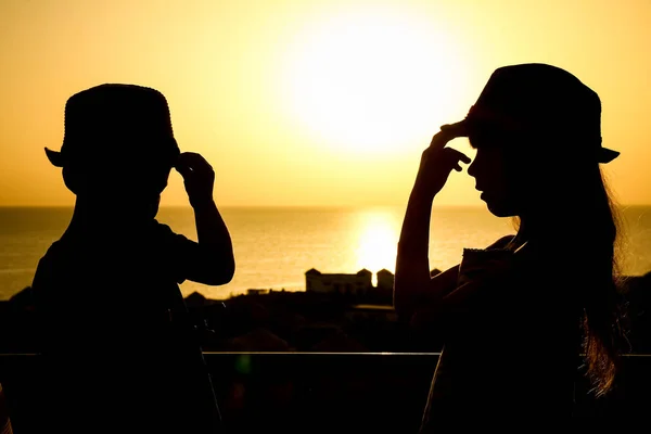 Niño feliz en silueta sombrero sobre fondo de mar — Foto de Stock