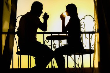 Bir yarık bac denize yakın doğada güzel çift siluet