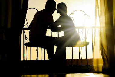 Bir yarık bac denize yakın doğada güzel çift siluet