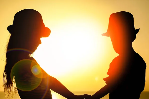 Enfant heureux en silhouette chapeau sur fond de mer — Photo