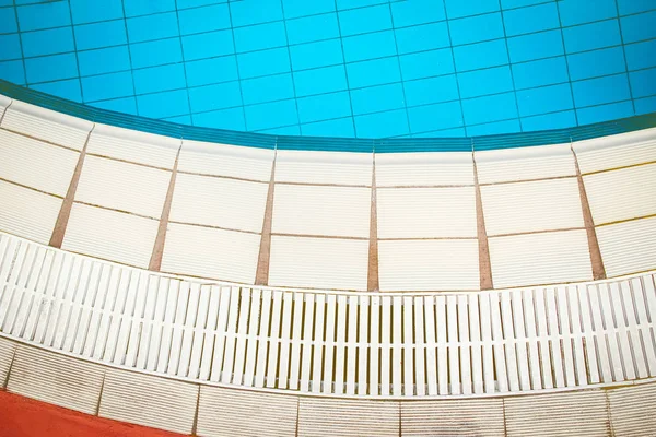 Belle piscine près de la mer sur fond de nature — Photo