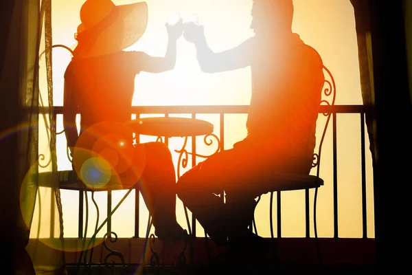 Belle silhouette de couple sur la nature près de la mer sur un rift bac — Photo