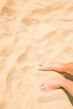 Deniz doğa arka plan üzerinde ayakları ile güzel izleri