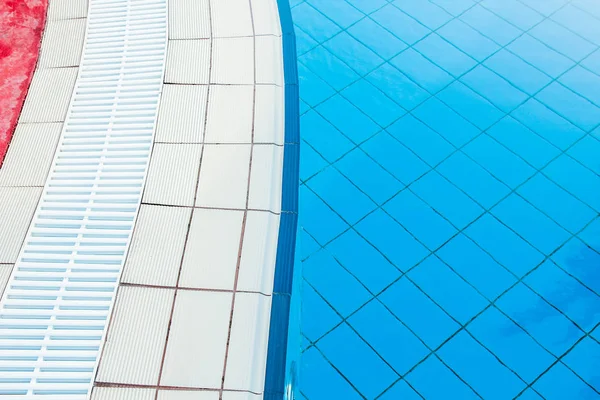 Bela piscina perto do mar no fundo da natureza — Fotografia de Stock