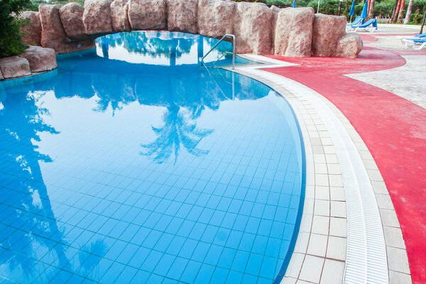 красивый бассейн с шагами у моря на фоне природы