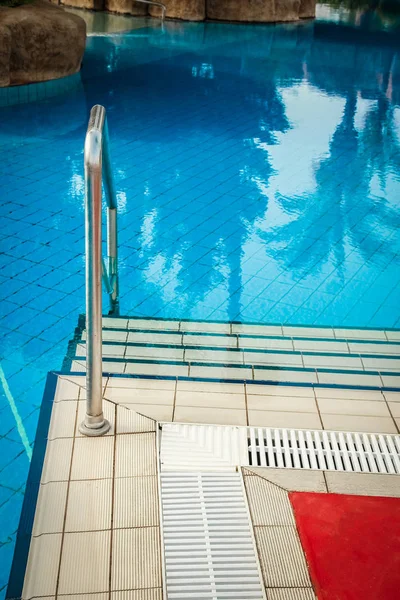 Hermosa piscina con pasos cerca del mar en el fondo de la naturaleza — Foto de Stock