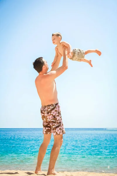 Padres felices con el niño jugando en el fondo del mar —  Fotos de Stock