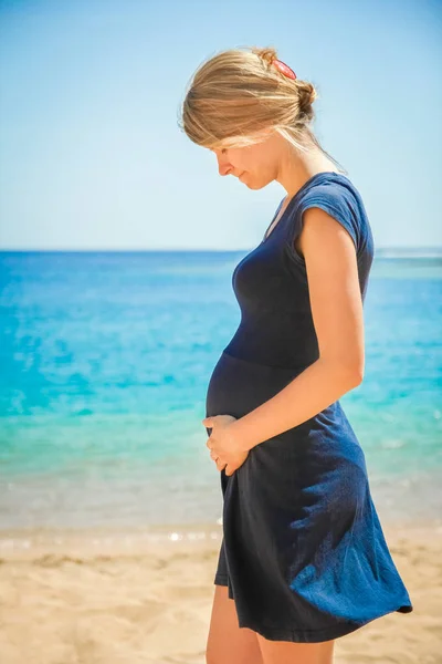 Beautiful pregnant girl at sea background — Stock Photo, Image