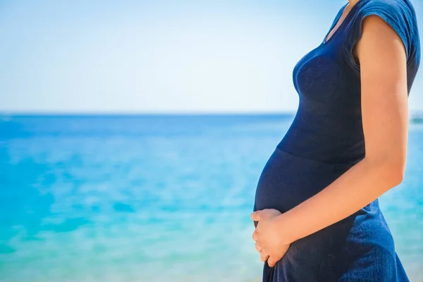 Όμορφη έγκυος κορίτσι στη θάλασσα φόντο — Φωτογραφία Αρχείου