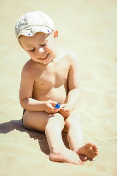 Happy child playing on the sea background — Stock Photo, Image