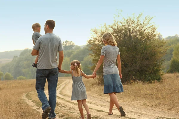 Lycklig familj på vilken typ av barn vilar med vägen att — Stockfoto